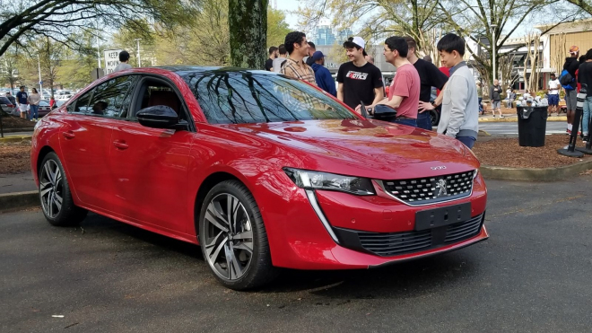 Peugeot potichu vystavil svou krásnou 508 v místech, kde si ji nikdo nesmí koupit