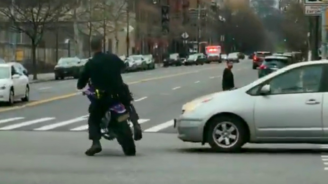 Policistovi bez helmy se za jízdy vzepřela zabavená motorka