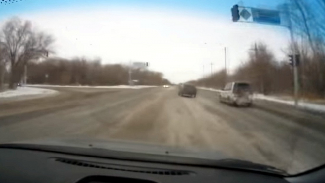 Ruský „zimní hrdina” ukázal světu, proč si nezahrávat se zasněženou silnicí (video)