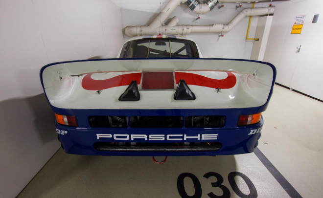 Vzácné Porsche 961 zaparkované ve veřejné garáži se jen tak nevidí