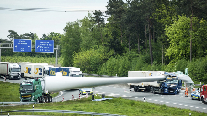Přeprava 50metrového listu turbíny nemusí skončit jen úchvatným spektáklem