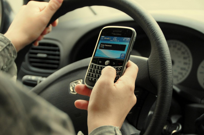 A příště vám useknou ruku: v Irsku hrozí za používání mobilu v autě i vězení