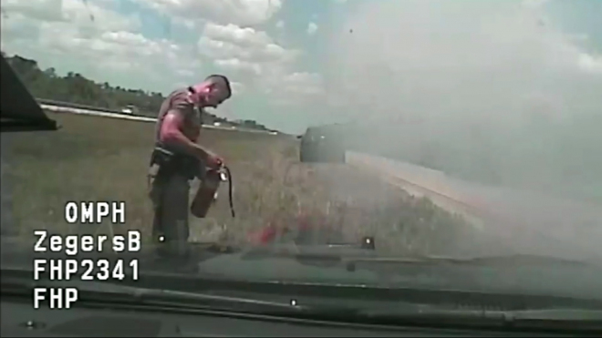 Policejní auto začalo hořet po honičce v až 229 km/h, rychlý řidič mohl rázem odjet