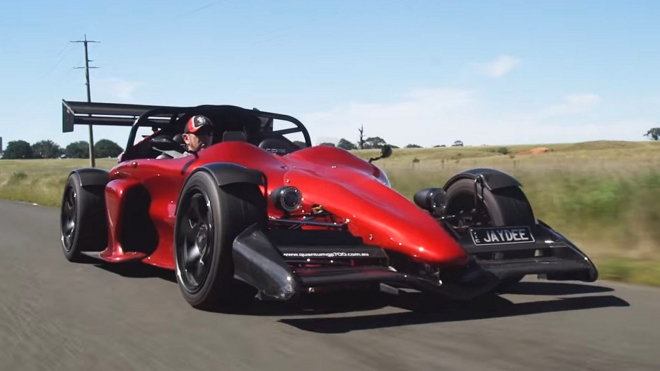 Nadšenec si v garáži postavil silniční F1 s výkonem 700 koní. Nestála ho moc