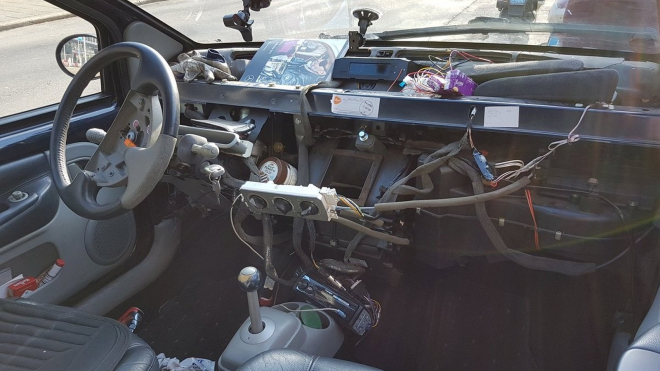 Policie zastavila auto s takto vykuchaným interiérem. Poznáte vůbec, co je to za vůz?