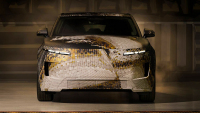 Nový Range Rover je další zbytečné auto, jen zdroj problémů a ztrát. Ani nevypadá jako SUV, vnitřek nezná slovo &bdquo;tlačítko&rdquo;