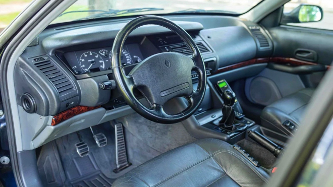 V luxusní francouzské silniční stíhačce jste mohli nahánět BMW M5 s palubním telefonem v ruce, jedno z pouhých 806 vyrobených aut je teď k mání