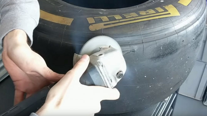 Nadšenec rozřezal pneumatiku Formule 1 a ukázal, co se nachází uvnitř
