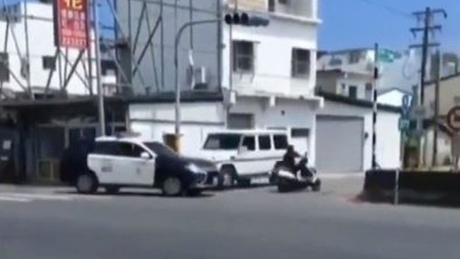 Řidič skútru setřásl policisty jediným chytrým manévrem, alespoň na chvíli