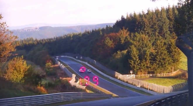 Muž začal na Ringu měřit rychlost laserem, panika byla na spadnutí (video)