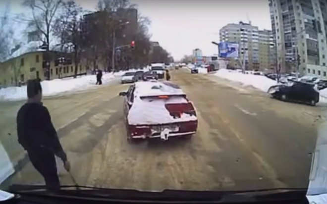 I ruská silniční potyčka může obnovit vaši víru v lidskost (video)