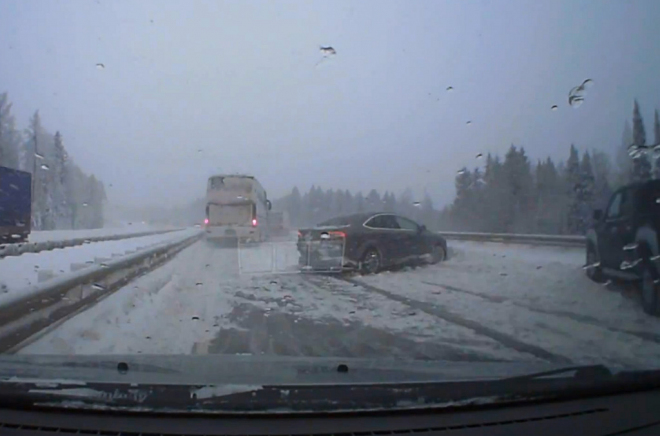 A vy jste si mysleli, že ruští řidiči jsou na zimu zvyklí (video)