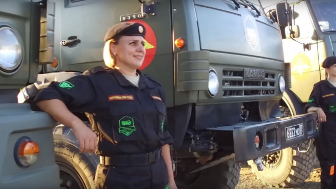 Rusko ukázalo, jak jeho vojačky krotí těžké terénní náklaďáky. Je to vážně něco