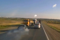 A takhle to dopadá, když to při ruské ruletě na silnici nevyjde (video)