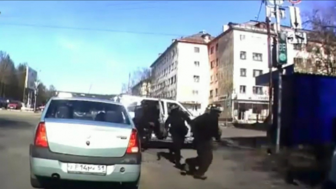 Ruská speciální jednotka zpackala další zásah proti řidiči, přelstil ji před kamerou