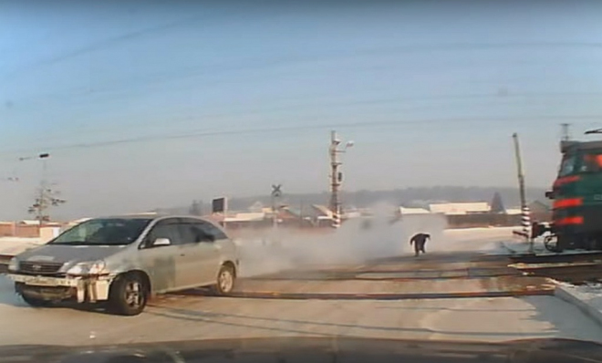 Ruský vůz s autopilotem natočen při testech, takto bez řidiče zdolá železniční přejezd (video)