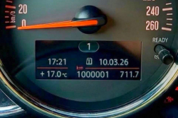 Nikdy s elektřinou. A nejspíš ani s benzinem. Majitel najel 1 milion km v dieselu s kompletně původní technikou, zvládne prý dalších 600 tisíc