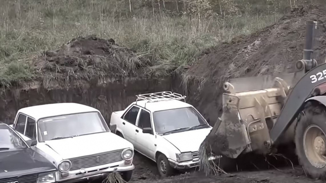 Rus vzal tři auta a na rok je zakopal pod zem. Podívejte se, co nyní našel