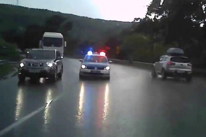 Ruští policisté dokázali, že majáky vážně dávají vozu nadpřirozené schopnosti (video)