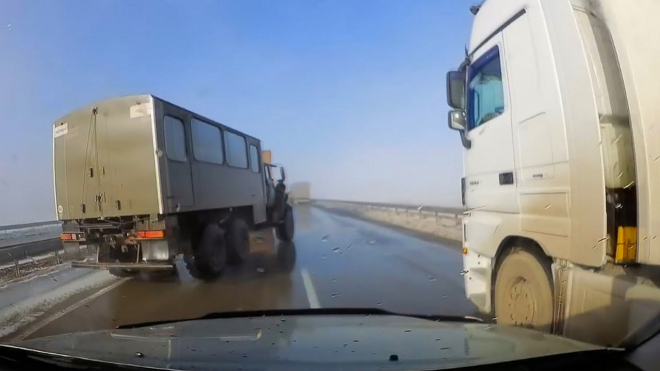 Rus v těžkém náklaďáku ukázal světu, jak zvládnout krizovku i s takovým kolosem