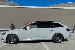 Škoda Superb Combi L&K s 570 koňmi je nenápadný český bijec skoro všeho a všech, kterého prozradí jen detaily. A může být váš
