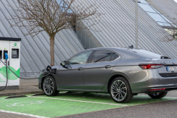 Manažeři už dvou automobilek říkají, že plug-in hybridy jsou &bdquo;fejk&rdquo; a &bdquo;to nejhorší&rdquo;. Najednou&hellip;