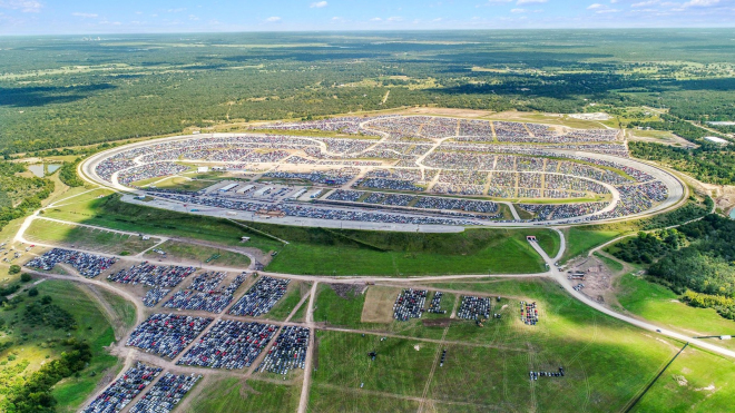 Podívejte se na nové záběry pohřebiště aut zničených hurikány. Je jich tu na 100 tisíc