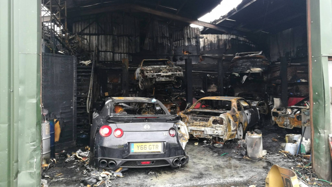 Tohle zbylo po požáru z dílny plné ostrých japonských aut. Většinu ani nerozeznáte