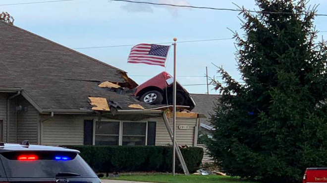 Auto se zdrogovaným řidičem se vzneslo do vzduchu a prorazilo střechu domu