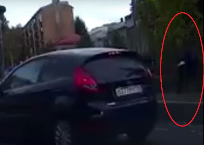 Ruskému řidiči sáhl chodec na auto, na oplátku ho hodil do vody (video)