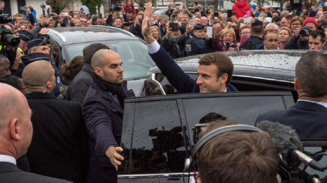 Auto francouzského prezidenta nejezdí více než 80 km/h, po dálnici ho vozí