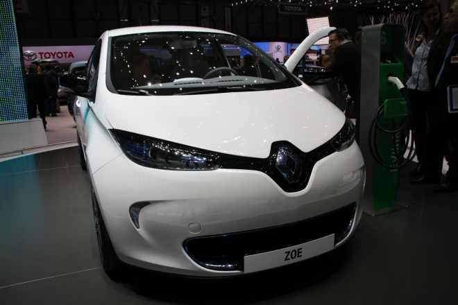 Renault dodá k elektromobilům hodinu dobíjení denně zdarma, ale jen ve Francii