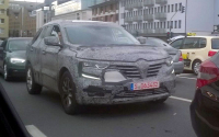 Nový Renault Koleos nafocen v ulicích Frankfurtu, bude to vážně Talisman na chůdách