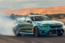 Tak moc otylé je: Video ukazuje, jak novému BMW M5 doslova upadla pneumatika z kola během driftování