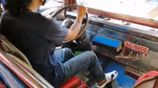 Taxikář ovládl manuální převodovku tak, že k zacházení s ní ani nepotřebuje ruku