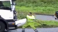 Dva profesionální řidiči se nepohodli po nehodě, skončilo to u lopaty (video)