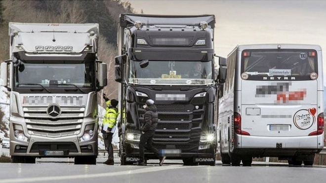 Český řidič kamionu byl kvůli špatnému předjíždění zatčen, došlo i na rekonstrukci