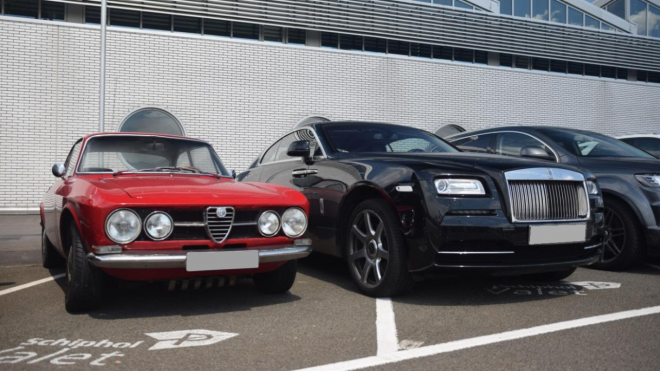 Moderní kupé stojící vedle letitého vám dokonale ukáže, jak moc se auta zvětšila