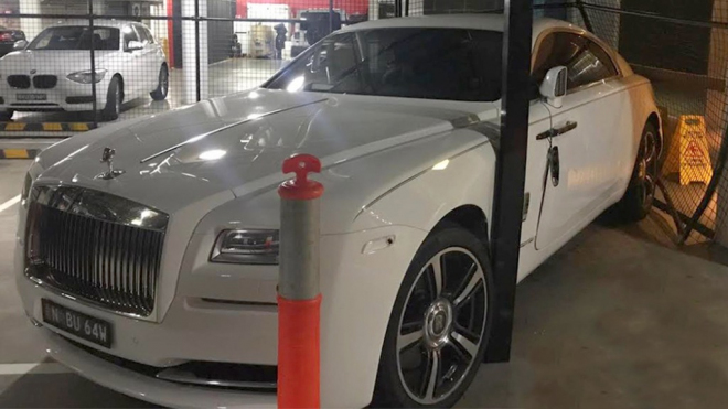Muž si postavil klec na Rolls-Royce, aby mu ho nenabourali. Pak do ní naboural sám