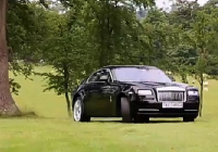 Rolls-Royce Wraith jezdí bokem na „zahradní slavnosti“, která se nevidí (video)
