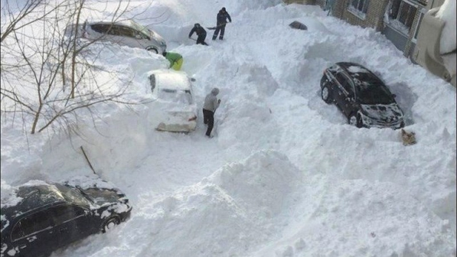 Nehořekujte, až u vás napadne 5 cm sněhu. S tímto se musí vypořádávat v Rusku
