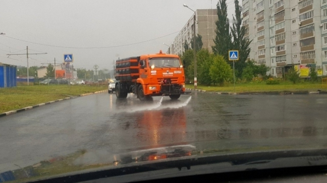 Politik se pokusil vysvětlit, proč v Moskvě auta kropí silnice i za deště