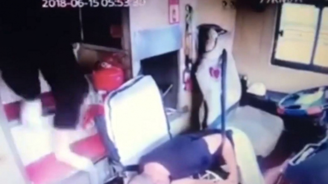 Řidič autobusu dostal za jízdy infarkt. Podívejte se, co se dělo pak