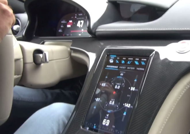 Rimac Concept One při první jízdě člověka mimo automobilku zapůsobí v klidu i za jízdy (video)