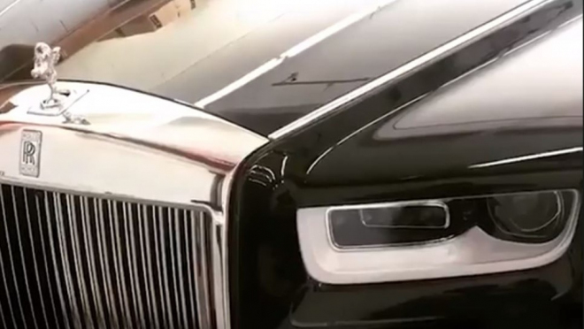 Každý si k narozeninám dává dárky podle svých možností. Tento si nadělil nejbohatší boxer