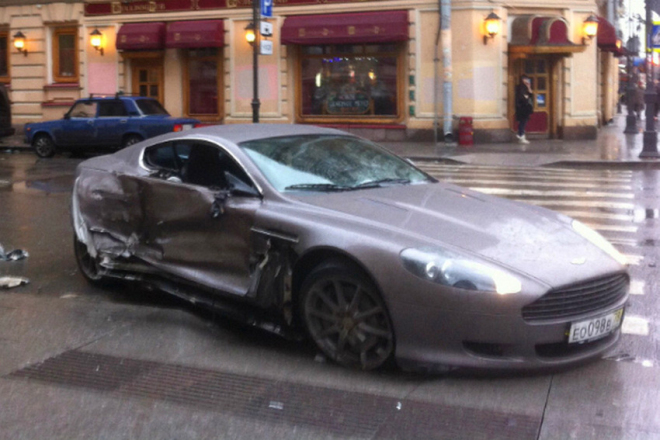 15letý Rus si koupil Aston Martin, za tři dny ho zbořil (foto, video)