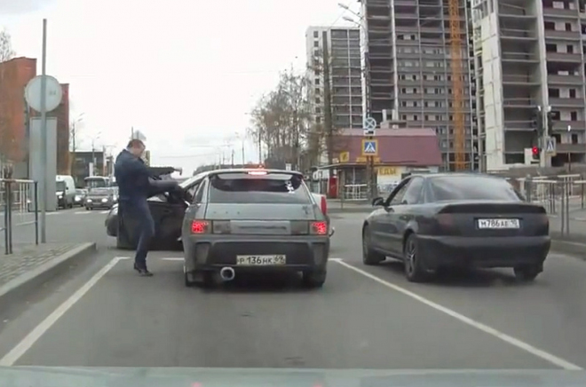 Ruský řidič se s „vybrzďovačem” vypořádal po svém (video)