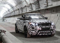 Range Rover Evoque Cabrio míří do výroby, zatím se v maskování projel tunelem (+ video)
