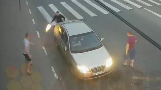 Bitka, střelba, demolice auta. Vítejte uprostřed ruské silniční potyčky (video)
