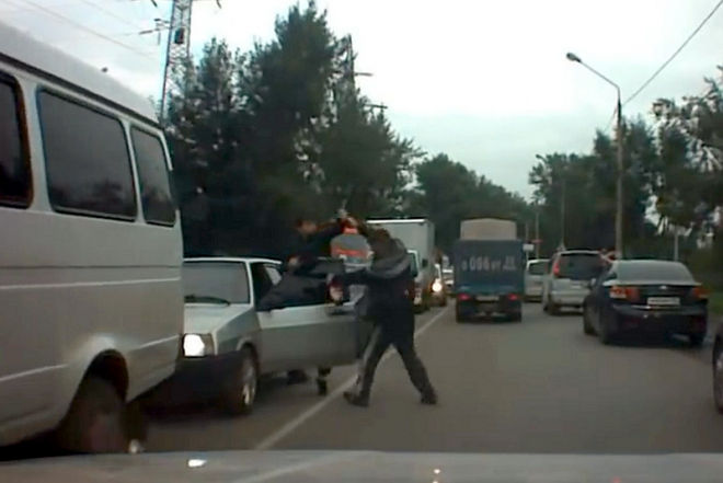 Ruský pistolník se chtěl zmocnit auta na silnici, vybral si ale špatnou oběť (video)